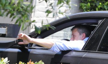 Ben Affleck dechide ușa de la garaj