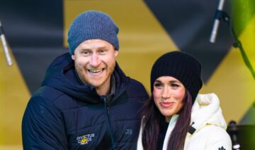 Meghan Markle, într-o rochie maro, la un eveniment