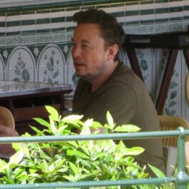Elon Musk, la un restaurant