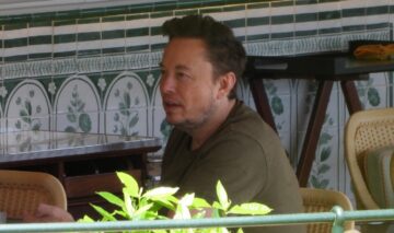 Elon Musk, la un restaurant
