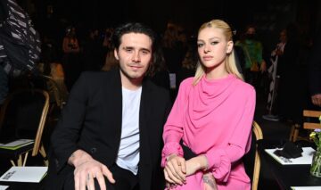 Brooklyn Beckham și Nicola Peltz în timp ce stau pe scaune și pozează împreună